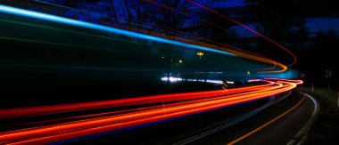 Geceli arabaların ışıkları.