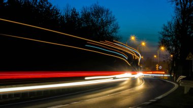 Geceli arabaların ışıkları