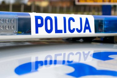 Polis aracının çatı lambaları.