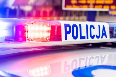 Polis aracının çatı lambaları.