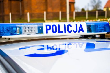 Polis aracının çatı lambaları.