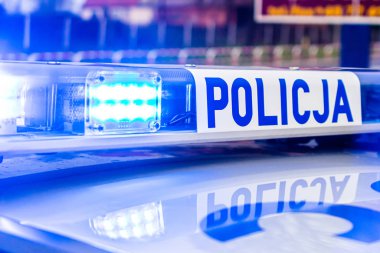 Polis aracının çatı lambaları.