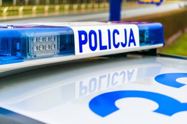 Polis aracının çatı lambaları.