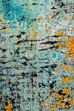 Duvardaki eski sarı ve mavi çatlak boya.