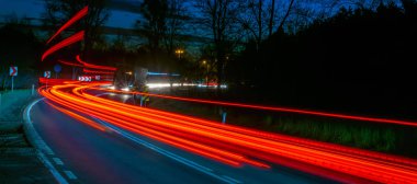 Geceli arabaların ışıkları