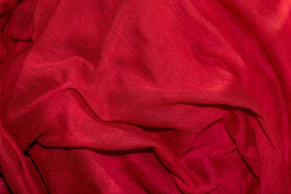 Material textil rojo arrugado con textura visible — Foto de Stock