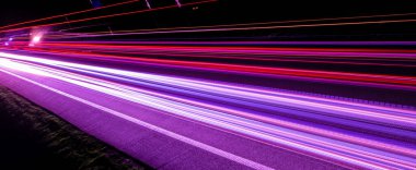 Gece arabaların ışıkları. uzun pozlama