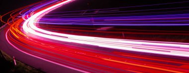 Gece arabaların ışıkları. uzun pozlama