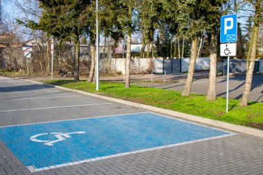 Engelliler için park yeri maviye boyandı