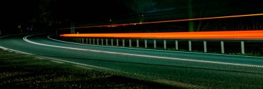 Gece arabaların ışıkları. uzun pozlama