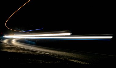 Gece arabaların ışıkları. uzun pozlama