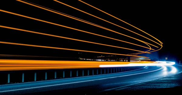 Gece arabaların ışıkları. uzun pozlama