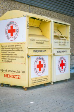Tarnowskie Groy, Polonya - 24.07.2019 - bir giysi konteynırı PCK Tarnowskie Gry