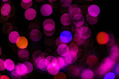 Siyah arkaplanda soyut mor bokeh dokusu