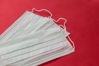 Kırmızı arka planda tıbbi maske. Virüslere karşı koruma