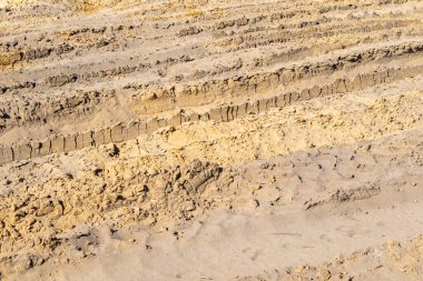 Sarı kumda araç izleri var. Doku veya arkaplan