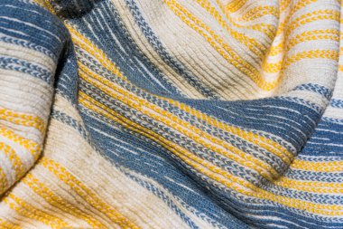 Sarı ve mavi çizgileri olan beyaz pamuk.