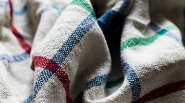 Katlanmış katlanmış çok renkli damalı yün kumaş arkaplanı