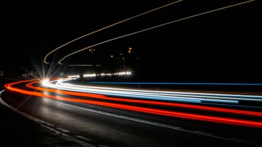 Geceli arabaların ışıkları