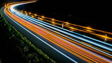 Geceli arabaların ışıkları