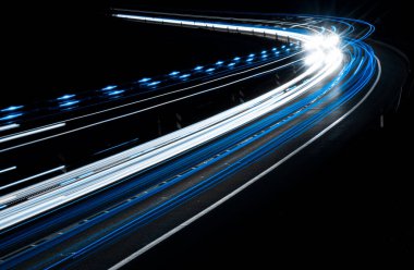 Geceleri mavi araba ışıkları. uzun pozlama