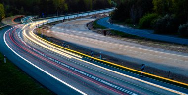 Geceli arabaların ışıkları