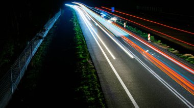 Geceli arabaların ışıkları