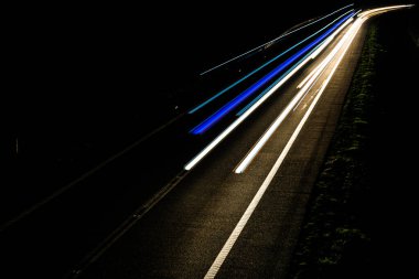 Geceli arabaların ışıkları