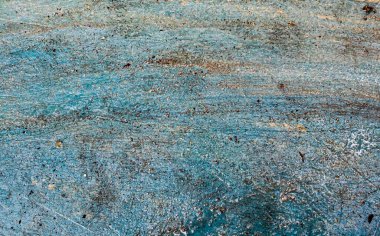 Eski bir duvar görünür detaylarla maviye boyanmış.