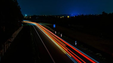 Geceli arabaların ışıkları