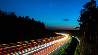 Geceli arabaların ışıkları