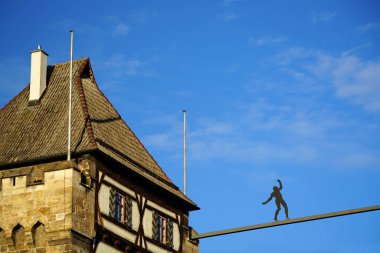 Öl Beiden Trme der Stadtkirche Sankt Dionys im Esslingen. Die Brcke stabilize den schiefen Tum. Ben Fordergrund ein altes Fachwerkhaus