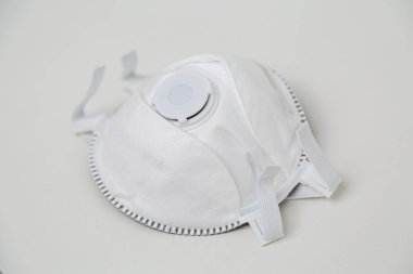 Yüz maskeleri, özel bir vana ile donatılmış FFP3 maskesi de dahil olmak üzere çeşitli varyasyonlarda mevcuttur. Maske COVID-19 krizi sırasında hastanelerde de kullanılıyor..