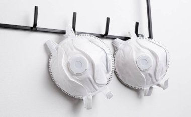 Yüz maskeleri, özel bir vana ile donatılmış FFP3 maskesi de dahil olmak üzere çeşitli varyasyonlarda mevcuttur. Maske COVID-19 krizi sırasında hastanelerde de kullanılıyor..