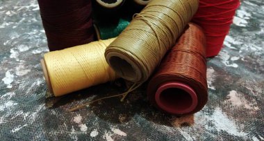 Taş yüzeyinde iplik makaraları