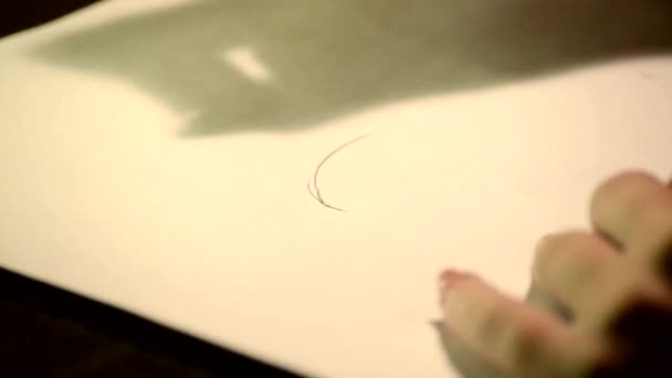 Gros plan main dessine un contour des yeux 