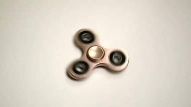 Altın Fidget fırıldağı dönüyor ve duruyor