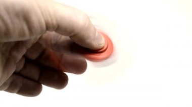 Kıpır kıpır dönen kırmızı fırıldak ile el oyunu