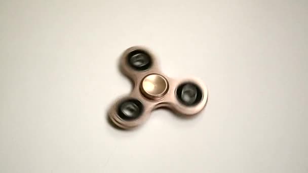 Gold Fidget spinner spinning and stopping — Stock Video