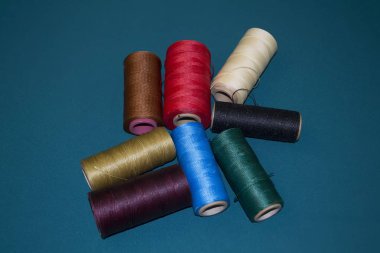 Gerçek deri dikmek için iplikler..