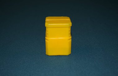 Sarı kapalı kutu. Hediyeler, paketler, çeşitli mallar için ambalaj