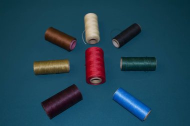 Bir yıldızın serdiği renkli kalın iplikler..