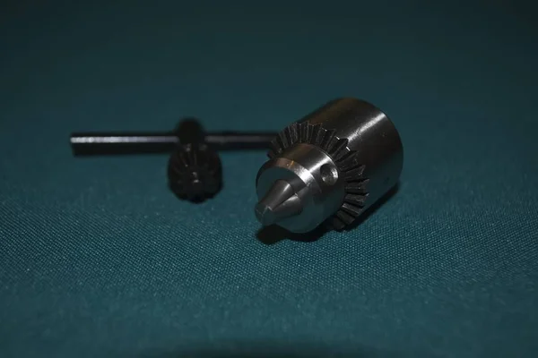 Cabeça de broca elétrica com broca e chave de broca — Fotografia de Stock