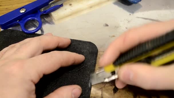 Abisolieren von echtem Leder. Handgemachtes Handwerk — Stockvideo