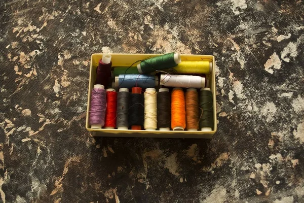 Colored threads in a box — Stock Photo, Image