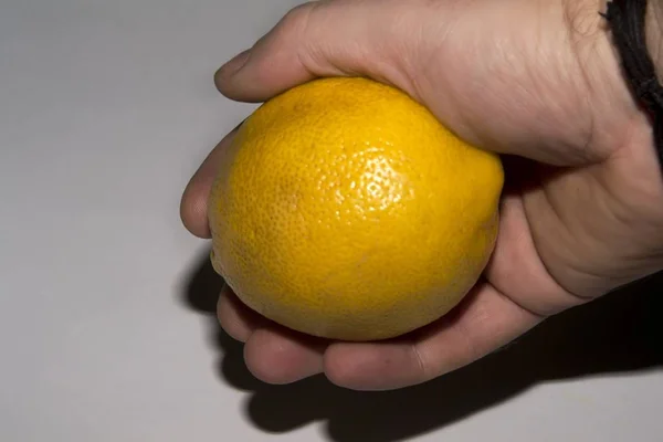 Лимон в руке. Фотография для дизайна и макета — стоковое фото