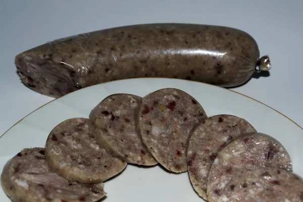 Szeletelt kolbász egy tányéron közelkép — Stock Fotó