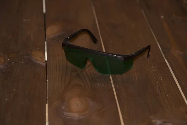 Gafas de seguridad sobre una mesa de madera —  Fotos de Stock