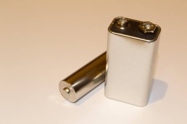 Eğimli arkaplanda yuvarlak ve düz pil