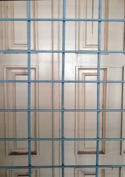 Tekstura drzwi z kratami — Zdjęcie stockowe